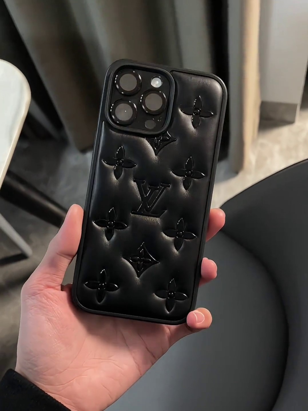 路易威登黑色磨砂皮紋手機殼